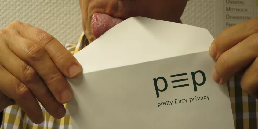 Eine Brieflasche wird angeleckt. Auf dem Brief ist das pep-Logo gedruckt (Pretty easy privacy).