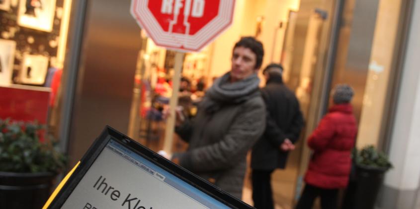 Ein Laptop vor einem Gerry-Weber-Shop mit dem Text: „Ihre Kleidung funkt!“