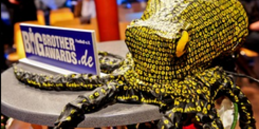 Die Datenkrake auf einem Tisch. Daneben ein Aufsteller mit dem Logo der BBAs.