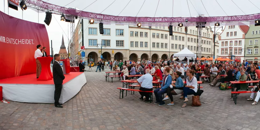 Panoramaansicht des Wahlkampfveranstaltungsgeländes der SPD auf dem Neuen Mark in Rostock.