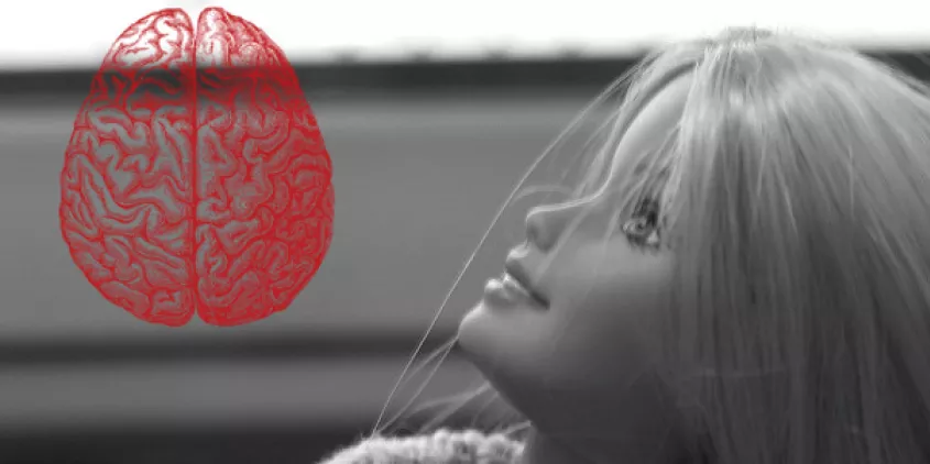 Collage: Ein schwarz-weiß Foto von einer Barbie, die noch oben schaut. In ihrer Blickrichtung die Grafik eines Gehirns im Querschnitt (rot).
