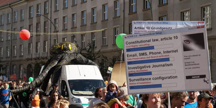 Demozug mit der Datenkrake auf einem Transporter und vielen Demonstrant.innen.