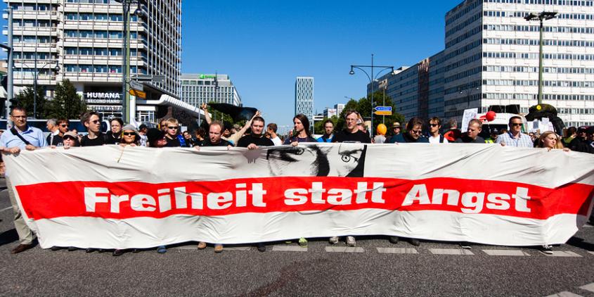 Demonstrant.innen mit einem riesigen „Freiheit statt Angst“-Banner.