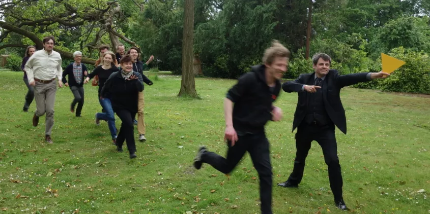 Teile des Digitalcourage-Teams laufen über eine Wiese.