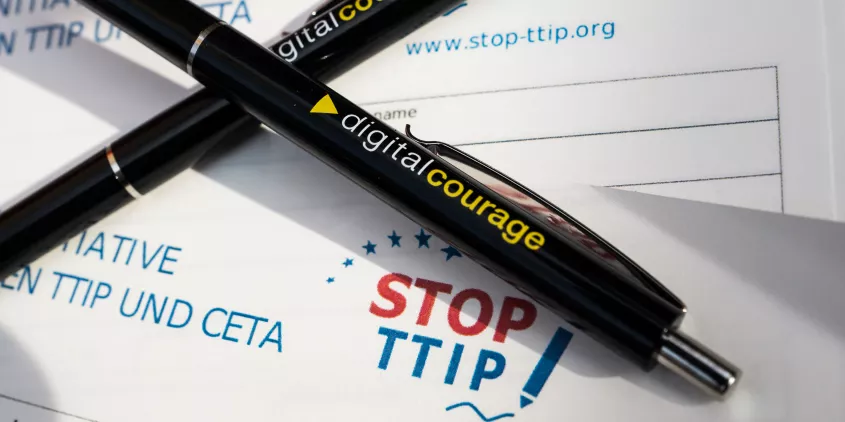 Zwei Kugelschreiber auf einem Ausdruck zu "Stop TTIP".