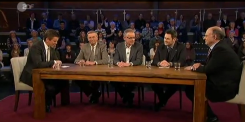 Screenshot einer Sendung von Markus Lanz mit mehreren Personen an einem Tisch.