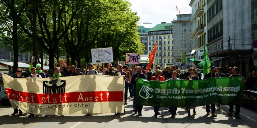 Demonstrant.innen mit diversen Bannern.