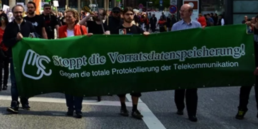 Demonstrant.innen einem riesigen „Stoppt die Vorratsdatenspeicherung“-Banner.