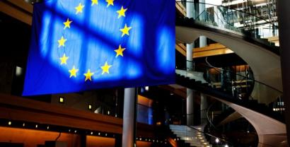 Europäische Flagge (12 Gelbe Sterne auf royalblauem Hintergrund) im Europäischen Parlament