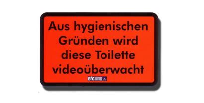 Roter Aufkleber mit schwarzer Schrift: „Aus hygienischen Gründen wird diese Toilette videoüberwacht.“