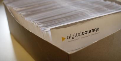 Viele Briefumschläge von Digitalcourage in einem Karton.