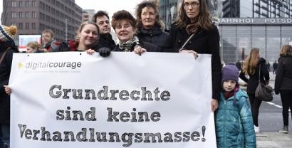 Ein Teil des Digitalcourage-Teams mit einem Banner: „Grundrechte sind keine Verhandlungsmasse!“