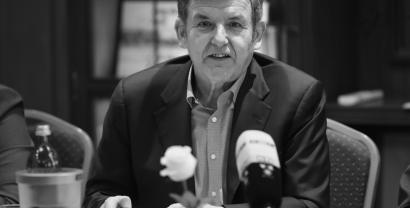 Meinhard Starostik während einer Pressekonferenz (schwarz/weiß).