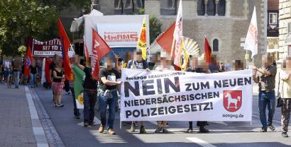 Aktivist.innen mit diversen Bannern und Plakaten.