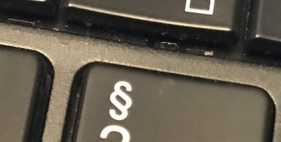 Detailaufnahme einer Tastatur mit dem Paragraphen-Symbol.
