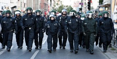 Polizist.innen in einer Reihe mit Helmen.