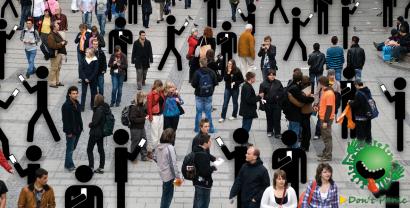 Collage: Eine große Menschenmenge. Dazwischen Strichfigürchen mit Smartphones in der Hand.