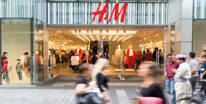 Eine H&M-Filiale von außen.