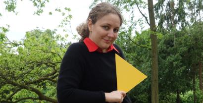 Leena Simon mit gelbem Dreieck in der Hand