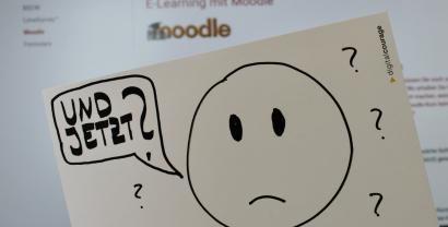 Zeichnung auf einer Postkarte: Ein traurig guckendes Emoji mit einer Sprechblase: „Und jetzt?“
