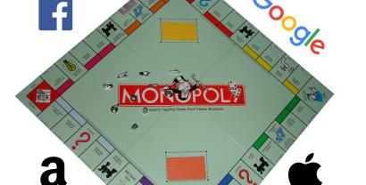 Das Monopoly-Spielbrett. Drumherum Logos von Facebook, Amazon, Google und Apple.