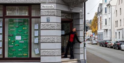 Eckgebäude Marktstraße 26, Mitarbeiterin von Digitalcourage in der Tür