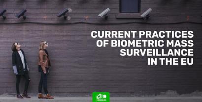 Zwei Menschen stehen vor einer Wand. Eine Vielzahl von Überwachungskameras ist auf sie gerichtet. Rechts steht der Titel der Studie: "Current Practices of Biometric Mass Surveillance in the EU", und unten steht das Logo der Grünen im Europäischen Parlament. 