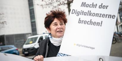 Rena Tangens mit einem Demo-Schild: „Macht der Digitalkonzerne brechen!“