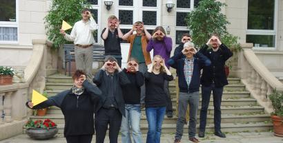 Das Team von Digitalcourage auf einer Treppe und bei der symbolischen Suche.