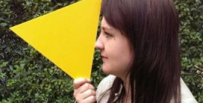 Jessica im Seitenprofil mit gelbem Dreieck vor der Nase.