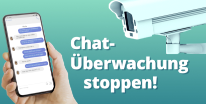 Eine überwachungskamera ist auf ein Smartphone gerichtet. Im Bild steht "Chat-Überwachung stoppen!"