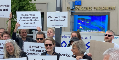 Mehrere Menschen demonstrieren vor der europäischen Vertretung in Berlin gegen die Chatkontrolle