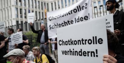 Mehrere Personen protestieren vor dem Bundesinnenministerium. Auf einem Banner steht "Chatkontrolle? - Schlechte Idee!", auf einem Schild steht "Chatkontrolle verhindern!".