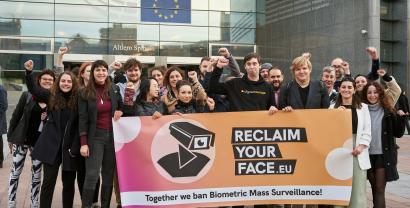 Gruppe mit "Reclaim Your Face"-Banner vor dem Eingang des Europäischen Parlaments in Brüssel