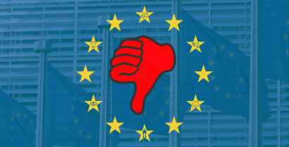 Ein "Daumen runter"-Emoji vor dem Hintergrund einer EU-Flagge mit Überwachungssymbolen in den Sternen und dem Gebäude der Europäischen Kommission im Hintergrund.