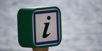 Foto eines Schildes mit einem "i" wie "Information"