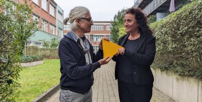 Detlev Sieber übergibt Naciye Demirbilek das gelbe Digitalcourage-Dreieck