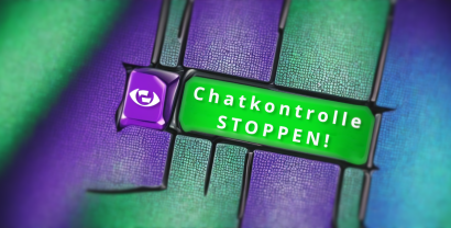 Ein Spiel aus Farben und Mustern. Mittig auf einer Oberfläche, die wie die teilweise wie die Tasten eines Computers aussieht, ist das Kampagnenlogo und der Schriftzug „Chatkontrolle STOPPEN!“.