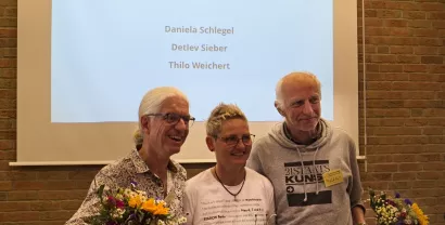 Detlev Sieber, Daniela Schlegel und Thilo Weichert mit Blumensträuße