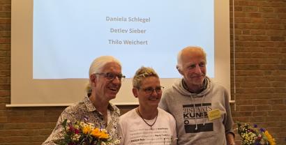 Detlev Sieber, Daniela Schlegel und Thilo Weichert mit Blumensträuße