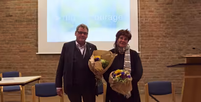 padeluun und Rena Tangens bei der Mitgliederversammlung 2024 mit Blumensträußen