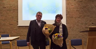 padeluun und Rena Tangens bei der Mitgliederversammlung 2024 mit Blumensträußen