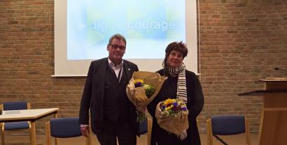 padeluun und Rena Tangens bei der Mitgliederversammlung 2024 mit Blumensträußen