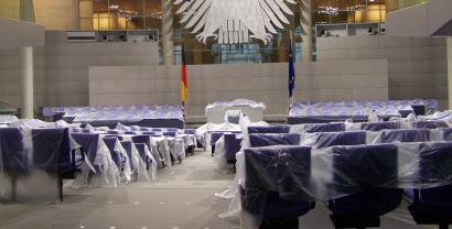 Plenarsaal des Deutschen Bundestages. Die Stühle sind in Plastikfolie verpackt.