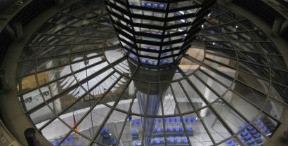 Plenarsaal des Deutschen Bundestages durch die Besucherkuppel fotografiert (Vogelperspektive).