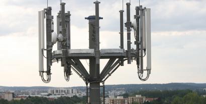 Nahaufnahme einer Mobilfunkantennenanlage.