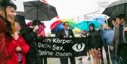 Protestierende gegen Vorratsdantespeicherung trotzen dem Regen.