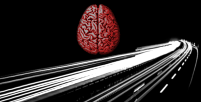 Collage: Eine Autobahn per Langzeitbelichtung (schwarz-weiß) darüber eine Grafik eines Gehirns im Querschnitt (rot).