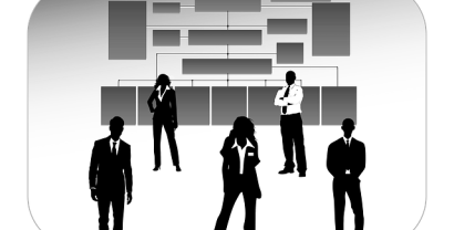 Zeichnung schwarzer Silhouetten von Männern und Frauen in Business-Kleidung in einem Raum.
