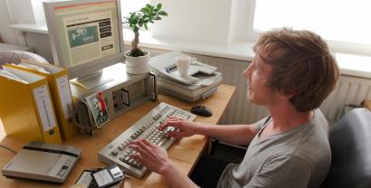 Ein Digitalcourage-Mitarbeiter vor einem alten PC.